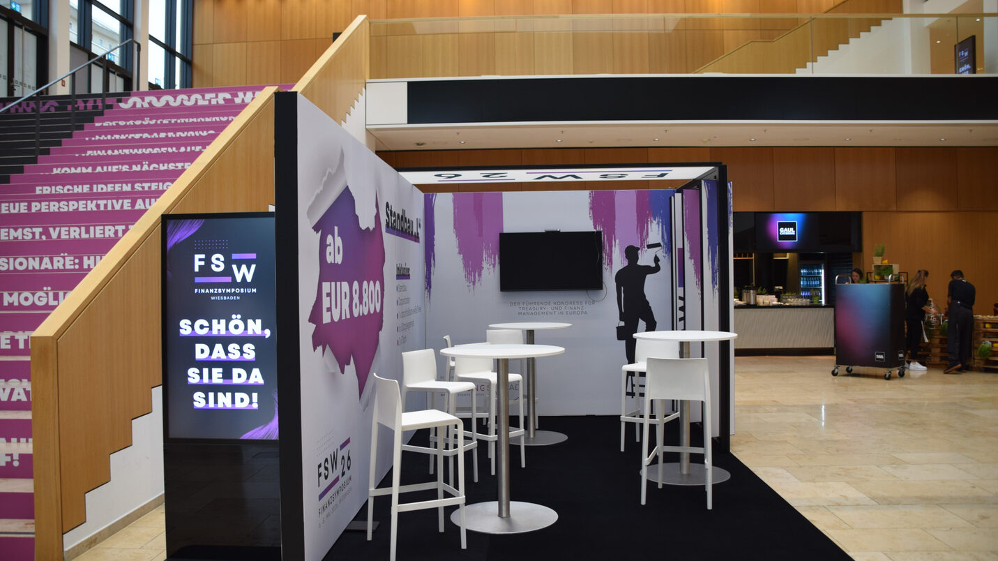 Eingangshalle mit Gesprächsbox und einer digitalen Begrüßungsanzeige