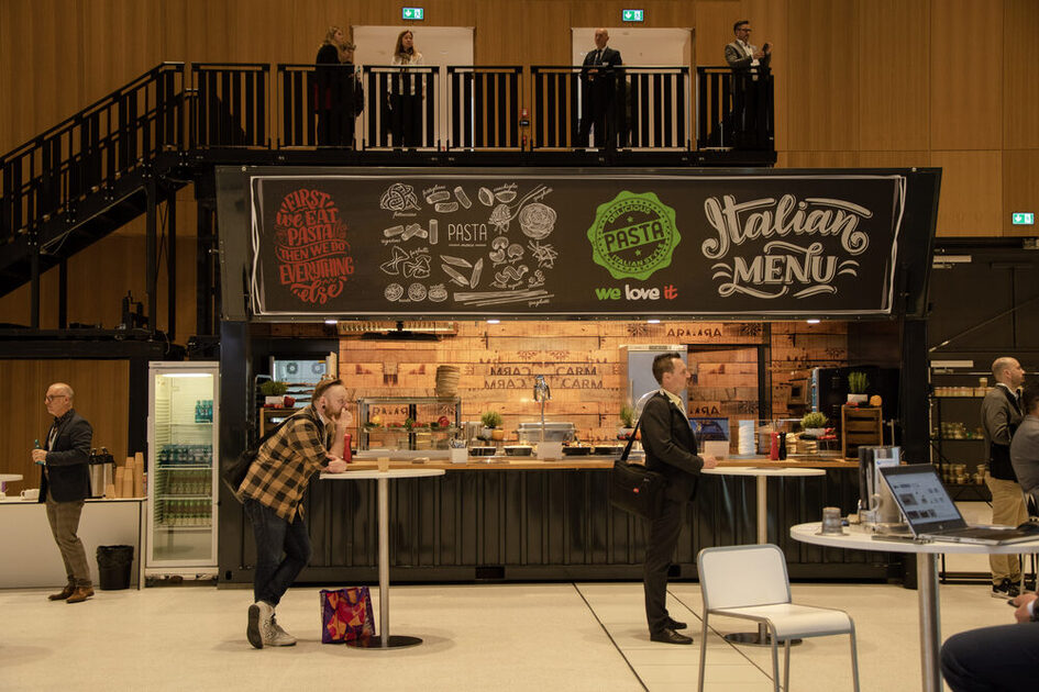 حاوية الطعام الأسود في قاعة المعرض