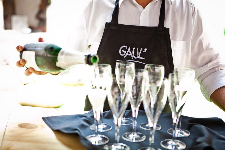 الطعام على المائدة