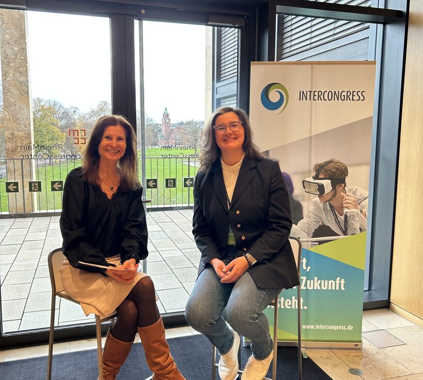 zwei damen sitzen vorm Terrassensaal im RMCC