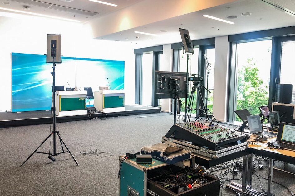 Videokonferenz im Studio des RMCC