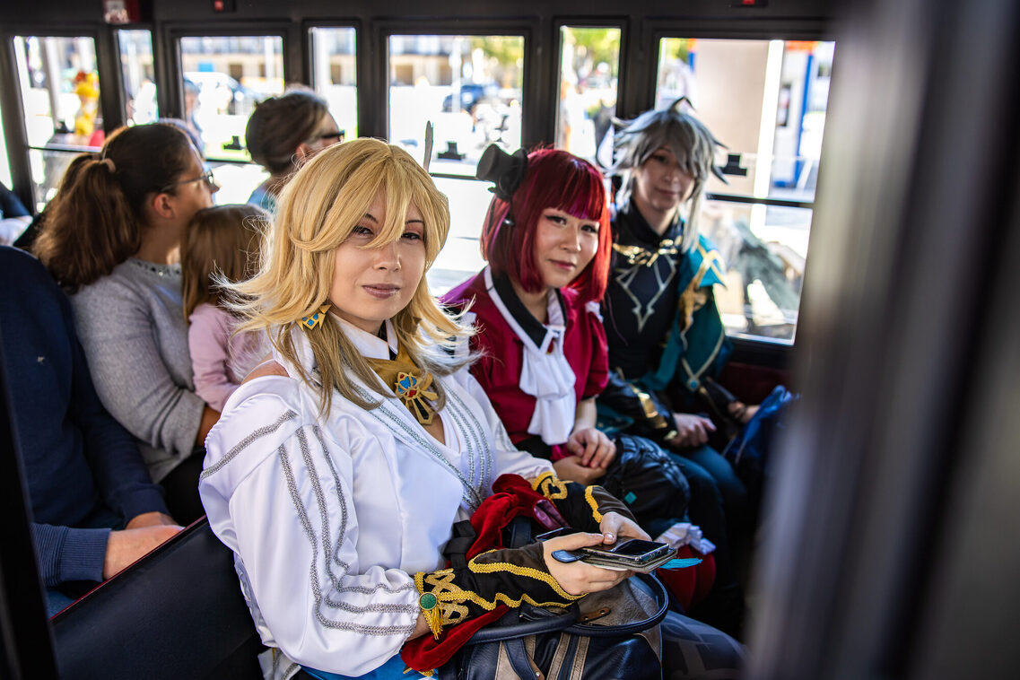 Drei Frauen in Manga-Kostümen in der THermine