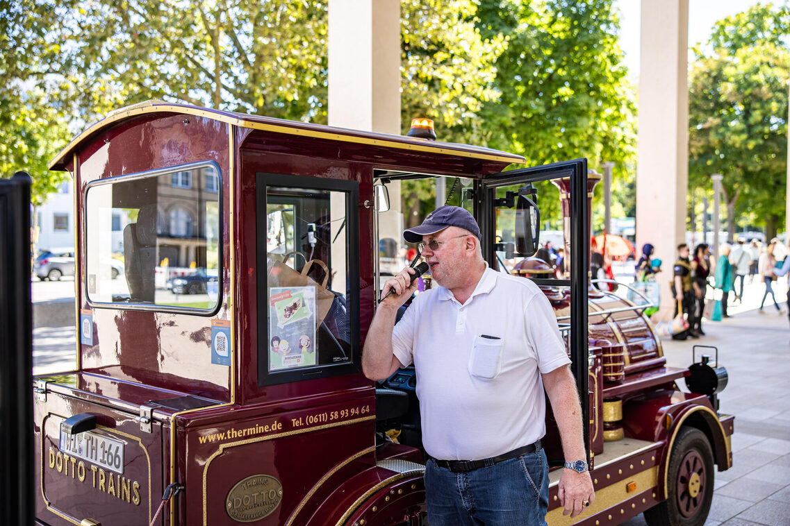 Ein Mann spricht ins Mikrofon vor der THermine