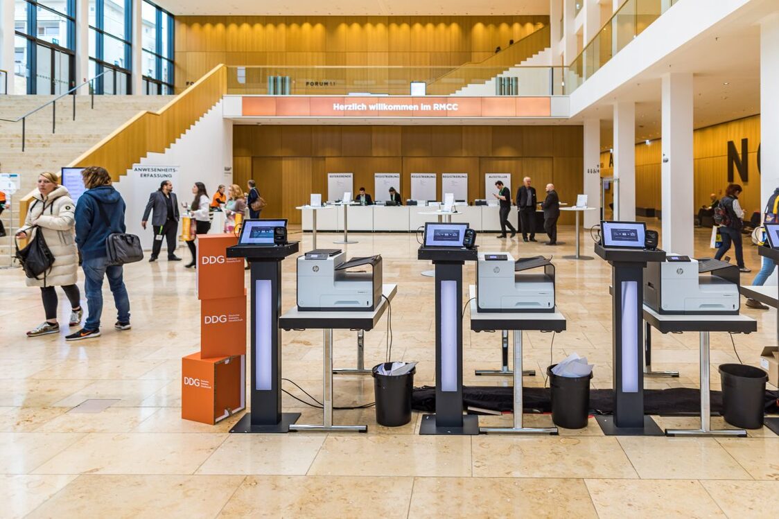 Registrierungscounter im Foyer Zentral des RMCC Wiesbaden