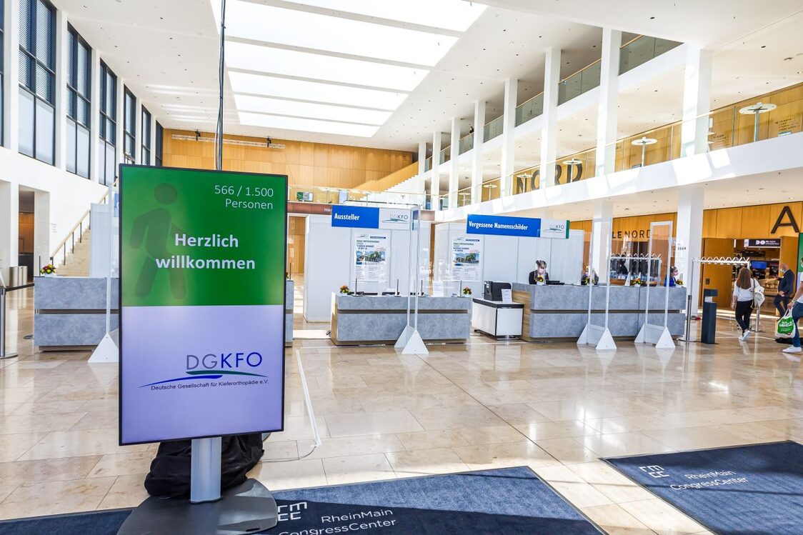 Registrierungscounter im Foyer Zentral des RMCC Wiesbaden
