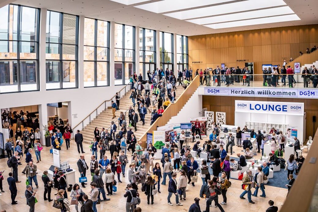 Viele Menschen im Foyer Zentral des RMCC