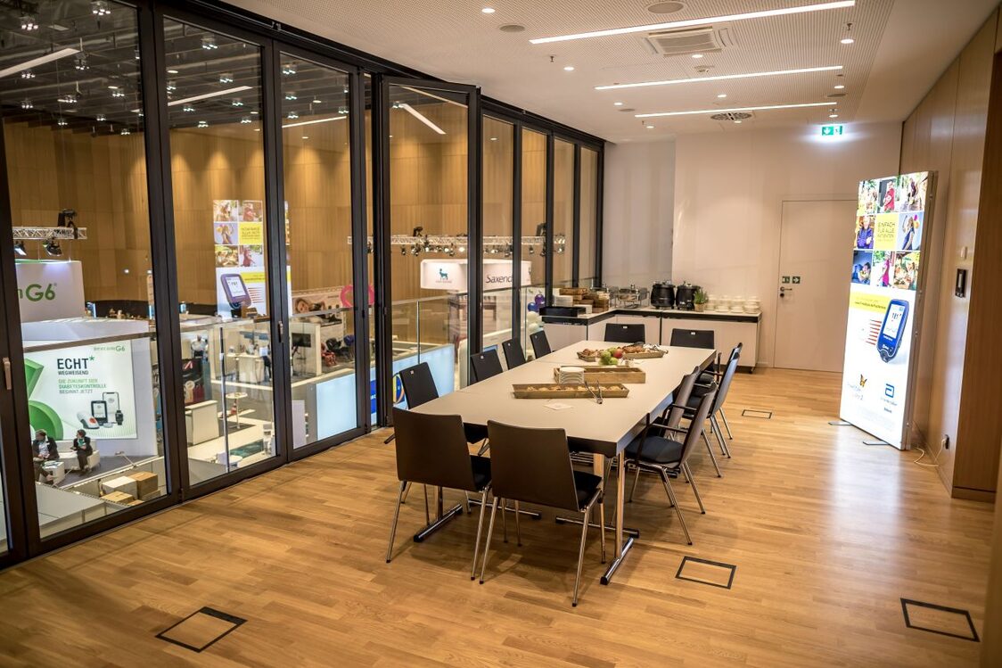 Catering in Loge mit Blick in Halle Nord