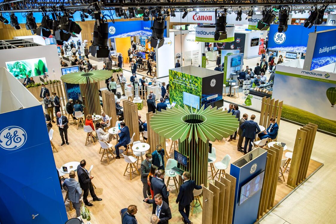 Veranstaltungsgäste in der Messehalle