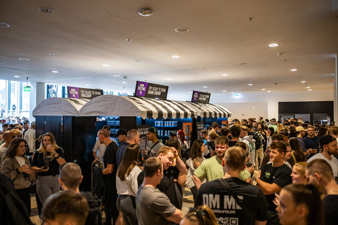 Veranstaltungsgäste in der Messehalle