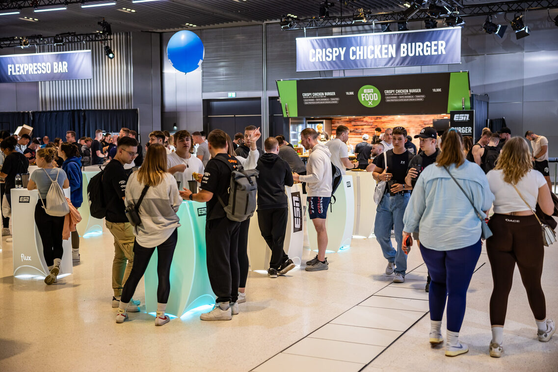 Veranstaltungsgäste in der Messehalle