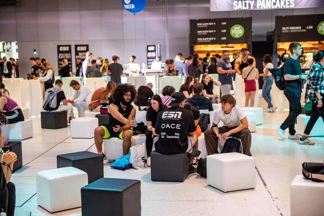 Veranstaltungsgäste sitzen in der Messehalle