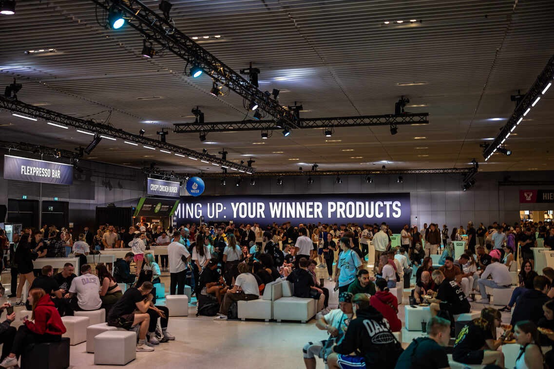 Veranstaltungsgäste in der Messehalle