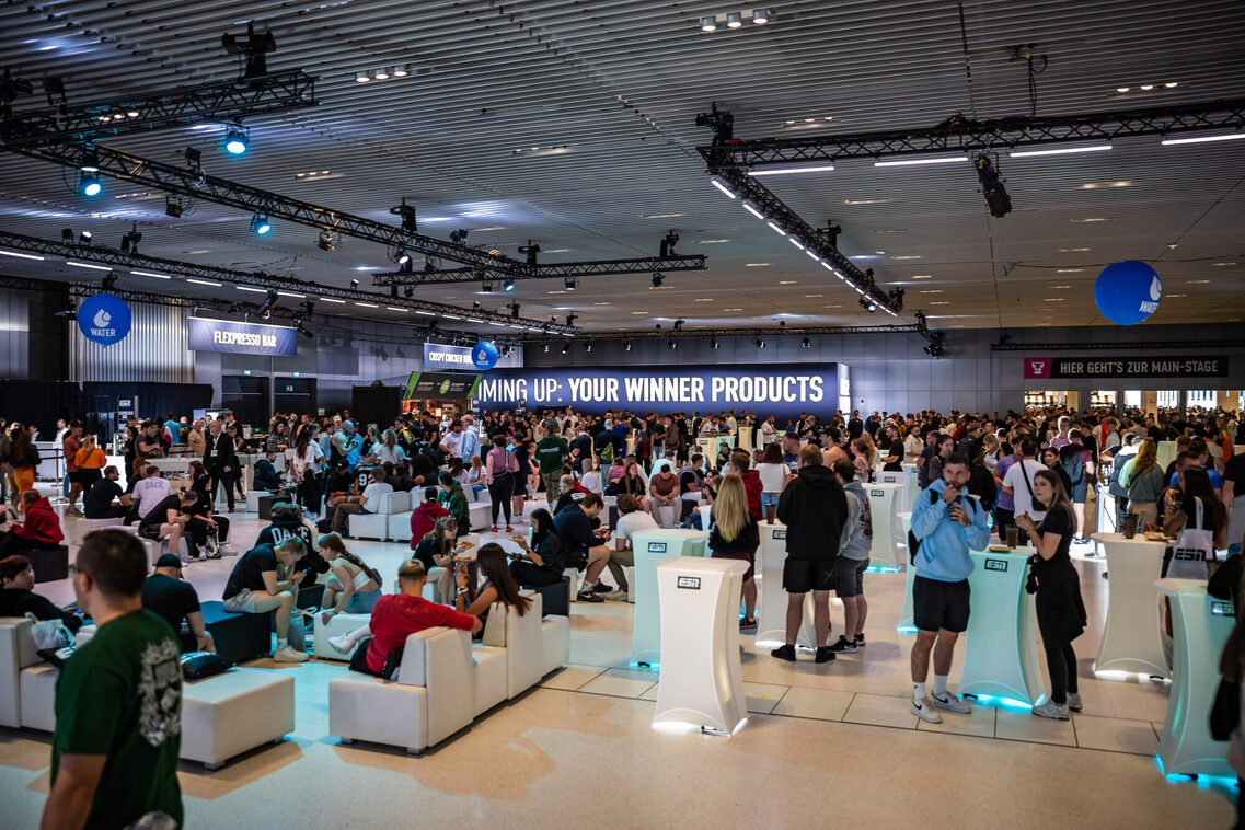 Veranstaltungsgäste in der Messehalle