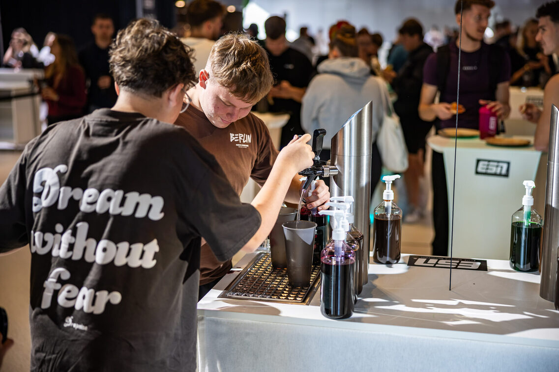 Zwei Männer machen Sport-Coctails