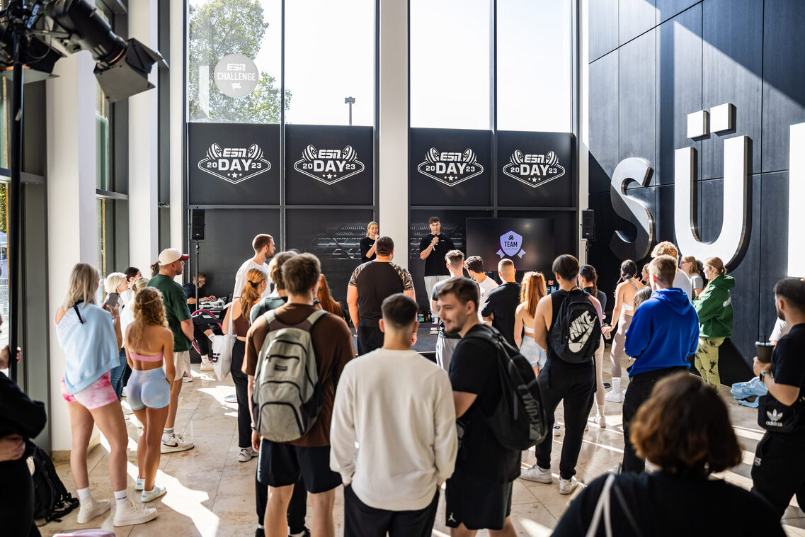 Veranstaltungsgäste in der Messehalle