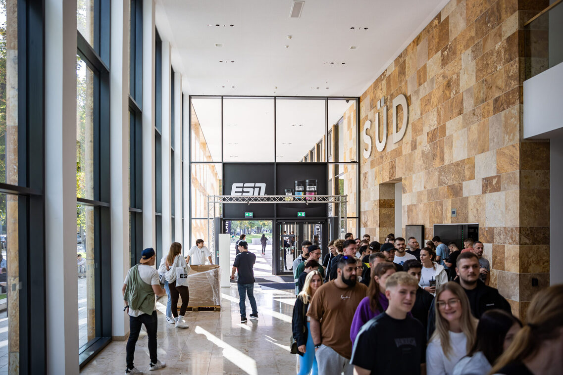 Veranstaltungsgäste in der Messehalle