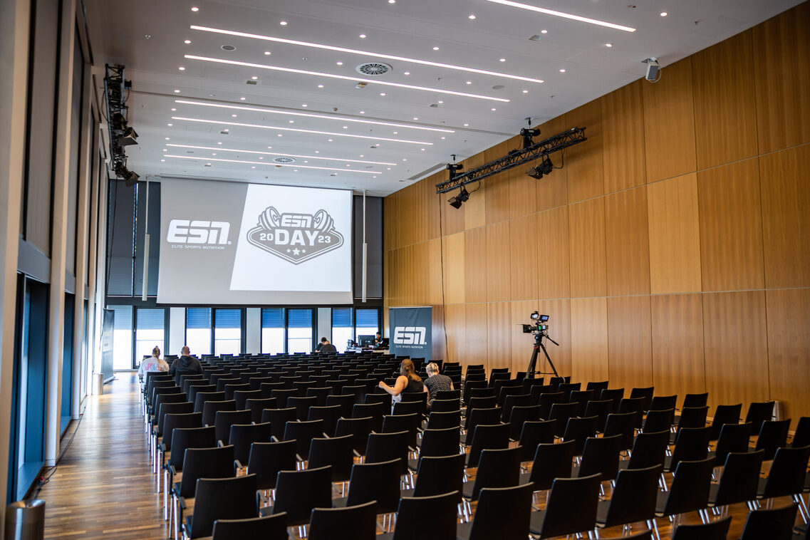 Reihenbestuhlung vor dem großen Bildschirm