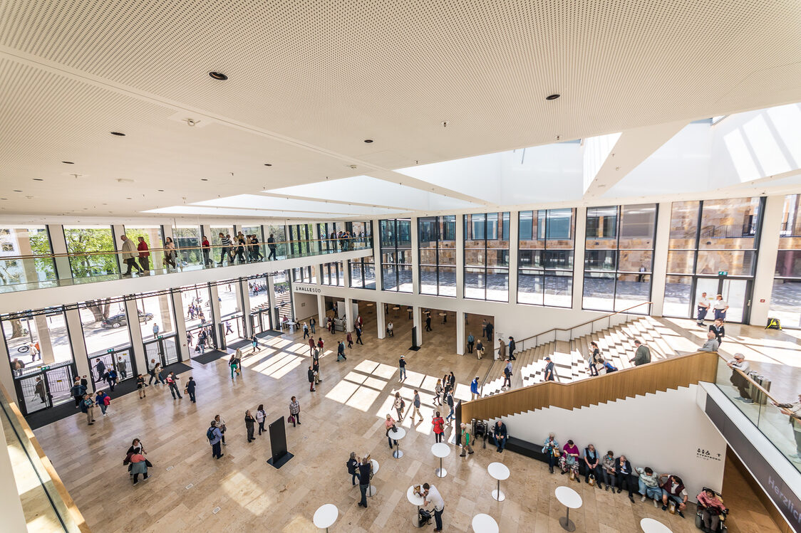 Menschen in der Foyer Zentral