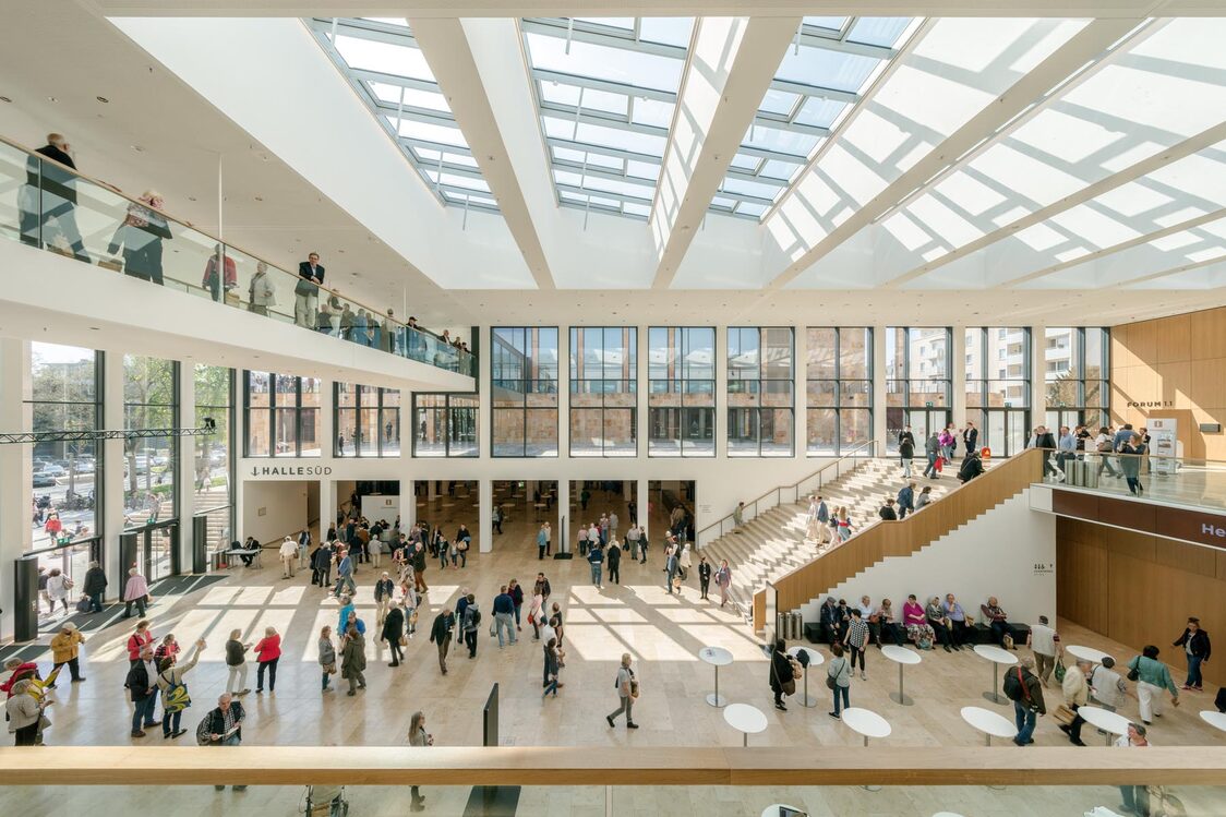 Menschen in der Foyer Zentral