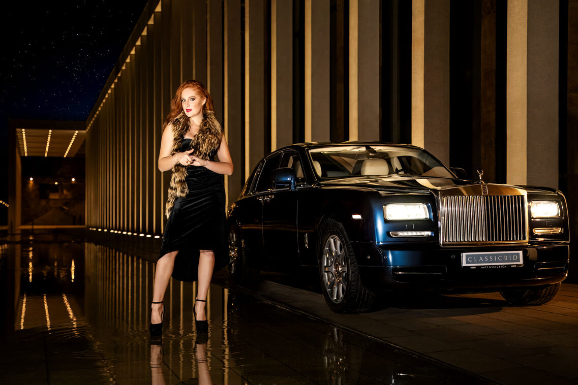 Sesión de fotos de coches delante de la fachada exterior del RMCC de Wiesbaden