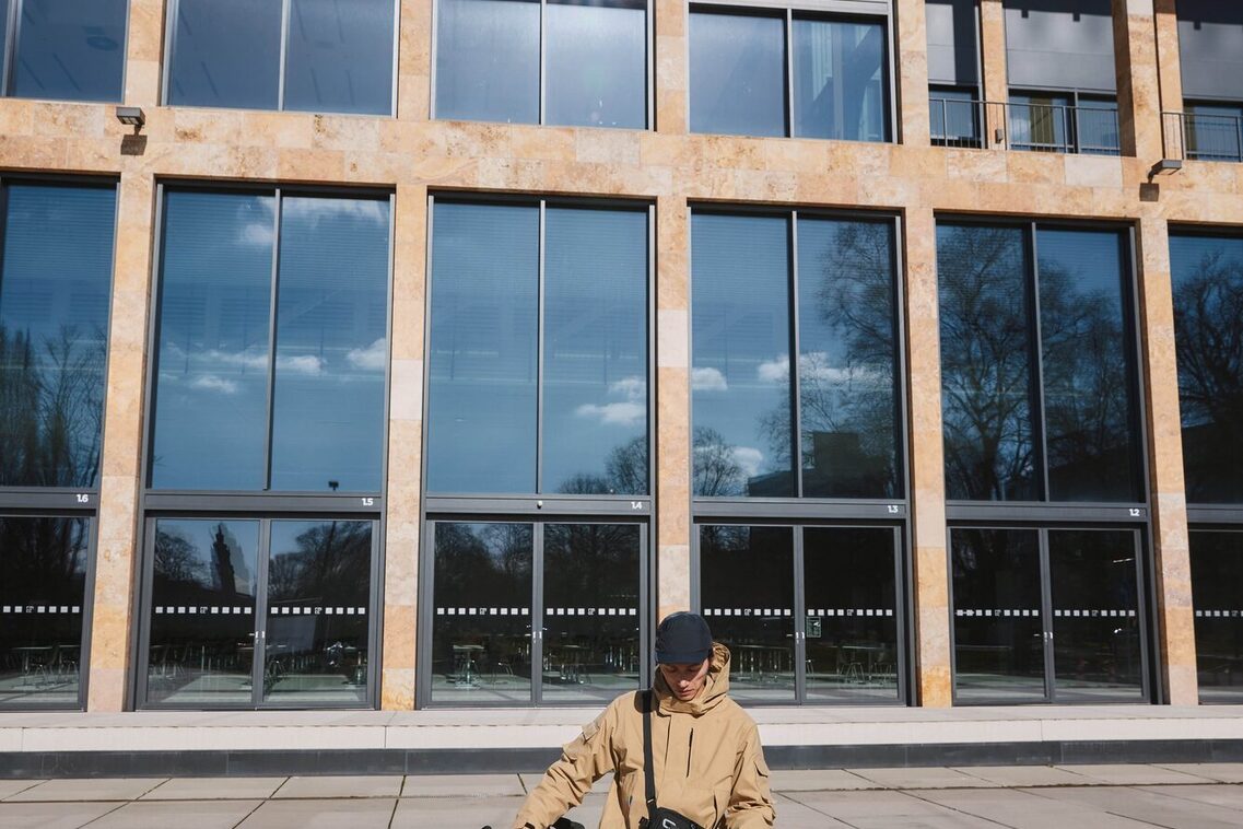 Un hombre frente al edificio