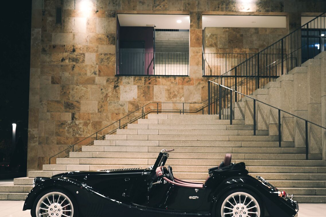 Coche antiguo frente a las escaleras del RMCC