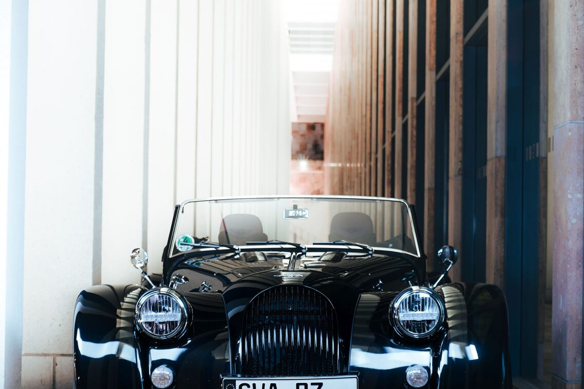 Coche antiguo entre los pilares del RMCC