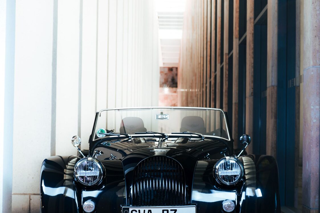 Oldtimer Auto zwischen den Säulen des RMCC