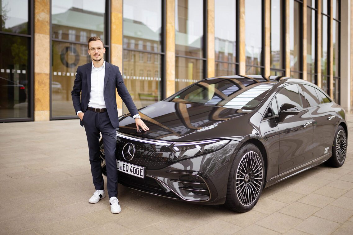 Un hombre junto al coche frente al RMCC