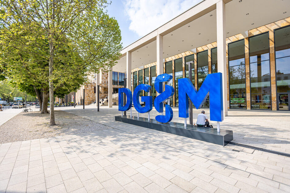 RMCC'nin önünde DGIM logosu