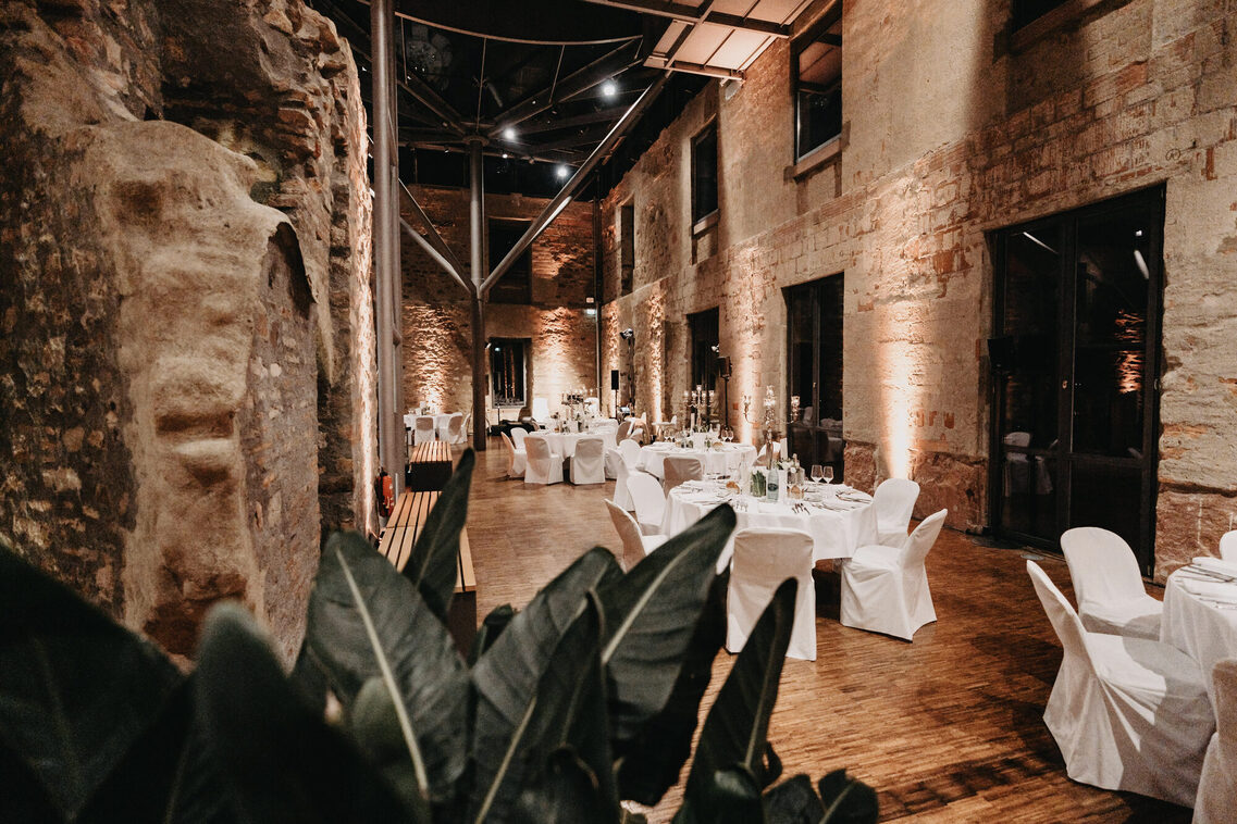 Gala-Bestuhlung (weiß bedeckte Tische und Stühle) in Jagdschloss Platte