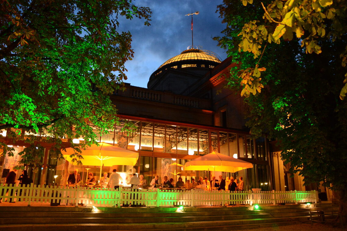 Terrasse im Kurhaus in Abendbelecuhtung