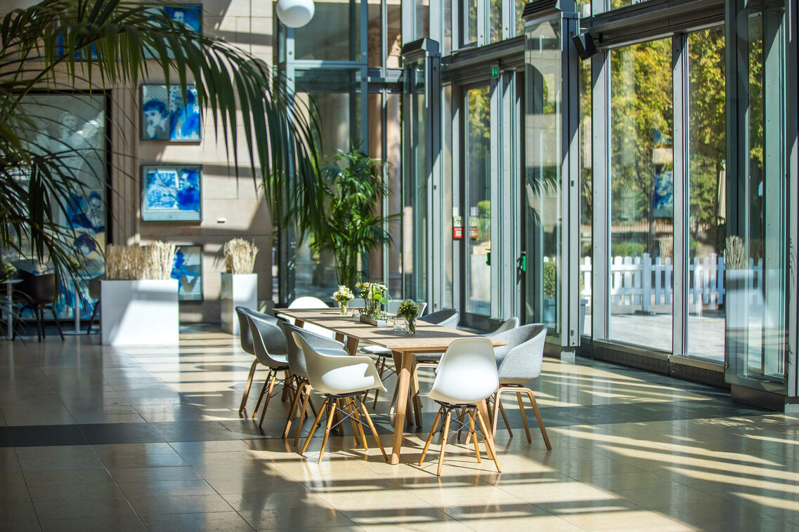 Bestuhlung mit bedeckten Tischen und Stühlen für Abendveranstaltung