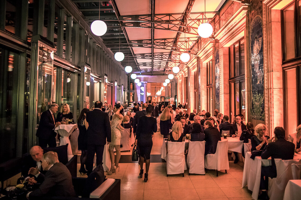 Menschen während einer Abendveranstaltung