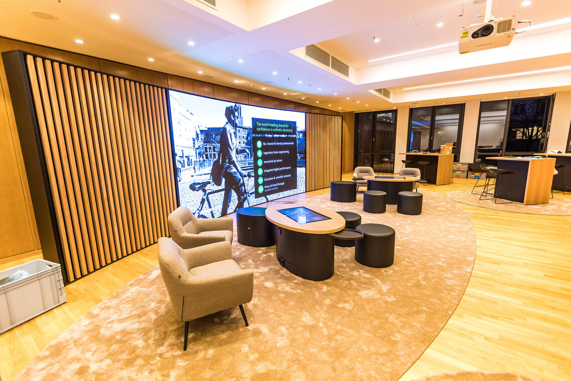 Sessel und Tische im Forum 2 RMCC