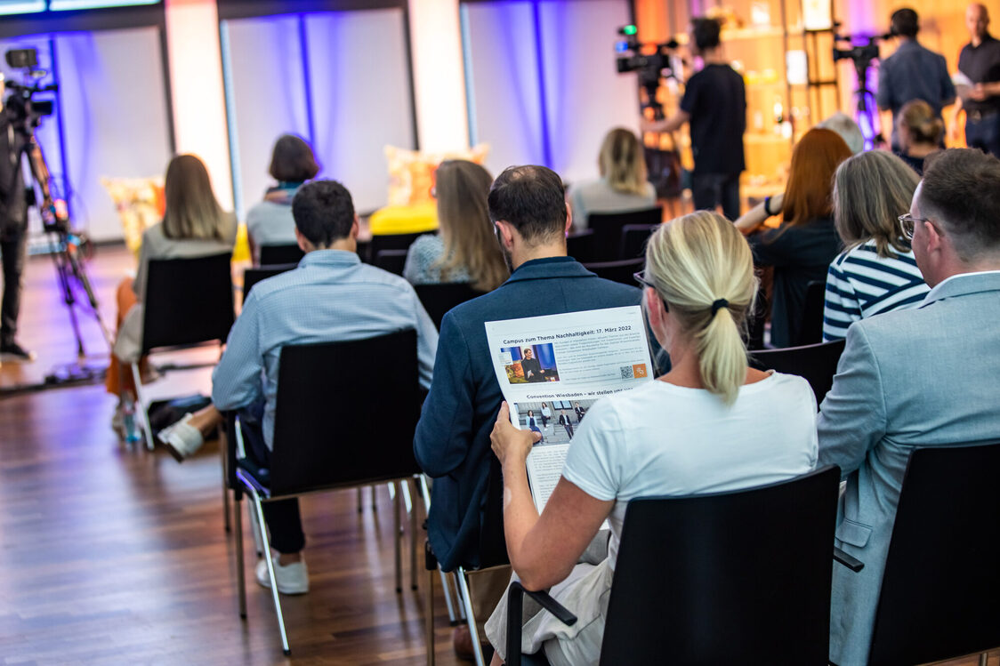 Veranstaltungsbesucher beim hybriden Format Convention Campus