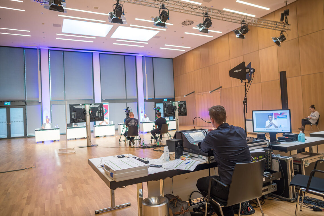 Terrace hall hybrid congress Corona