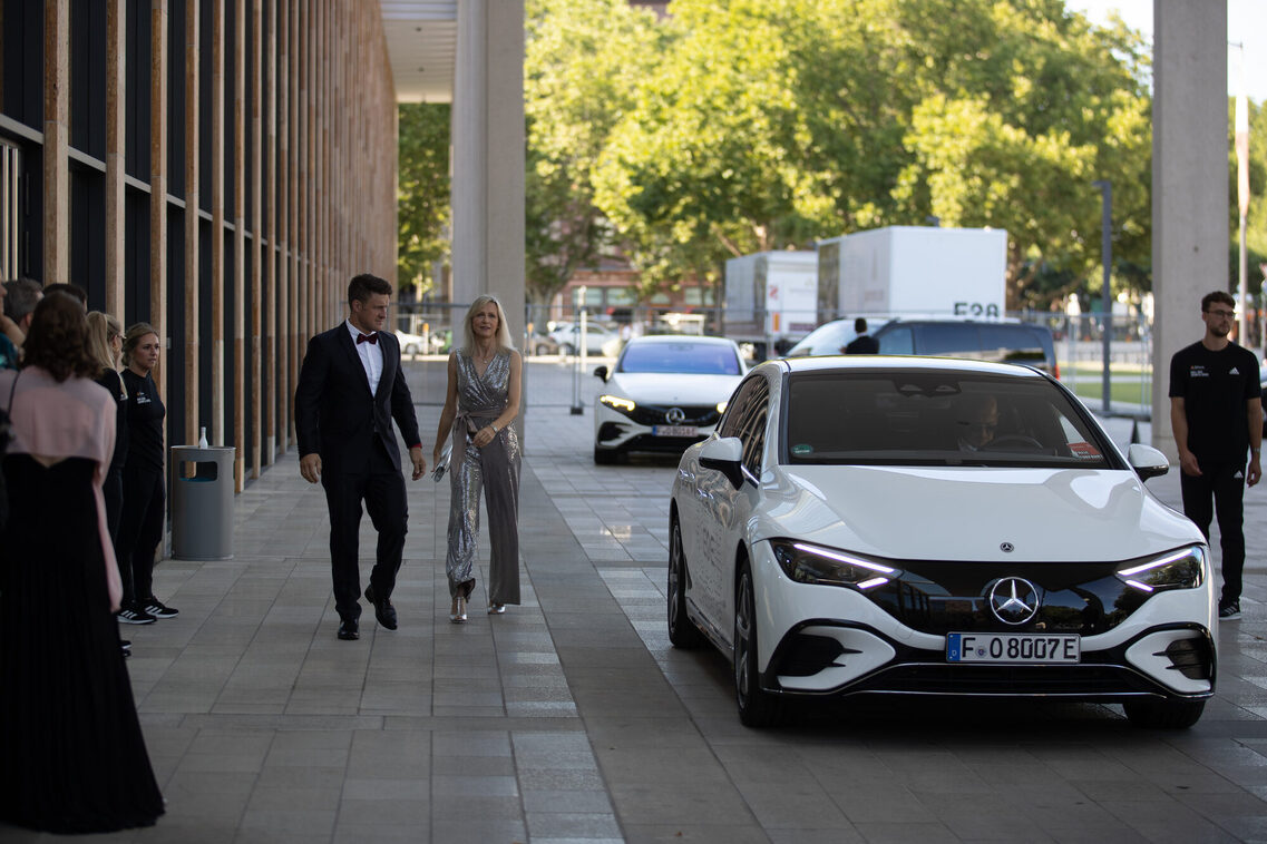 Ein Mann und eine Frau vor dem RMCC