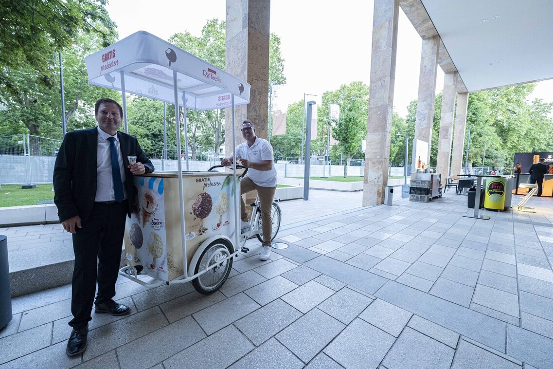 Ball des Sports 2022. Food Truck vor dem RMCC