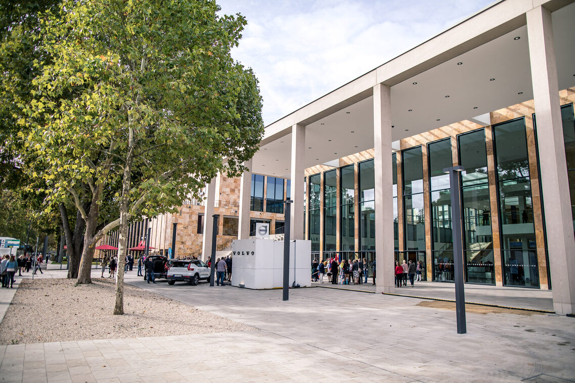 Menschem vor dem Haupteingang ins RMCC