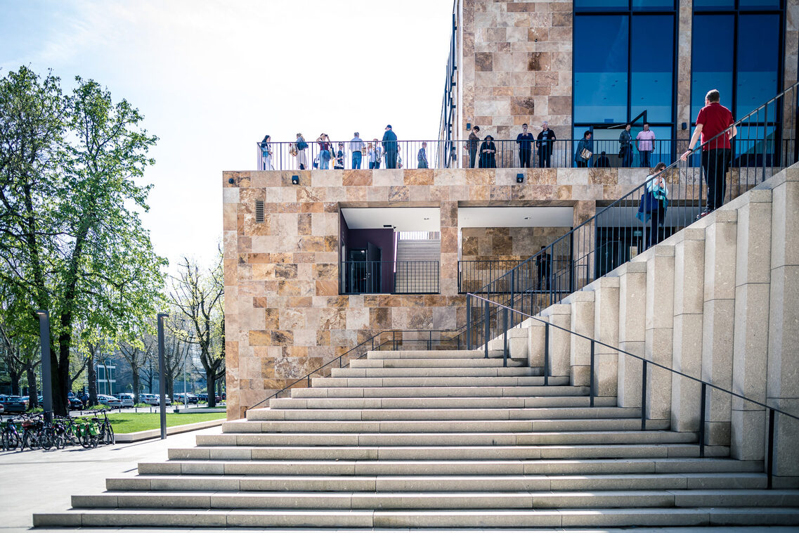 Menschen stehen auf einer Terrasse im RMCC