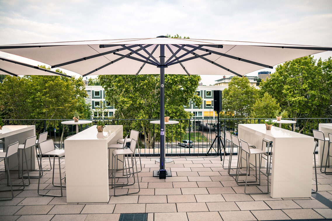 Bestuhlung auf einer Terrasse im RMCC