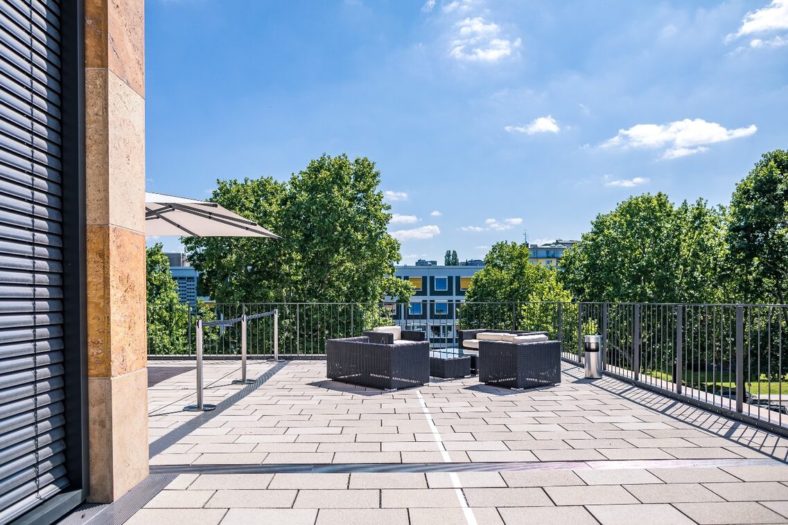 Couch auf einer Terrasse im RMCC