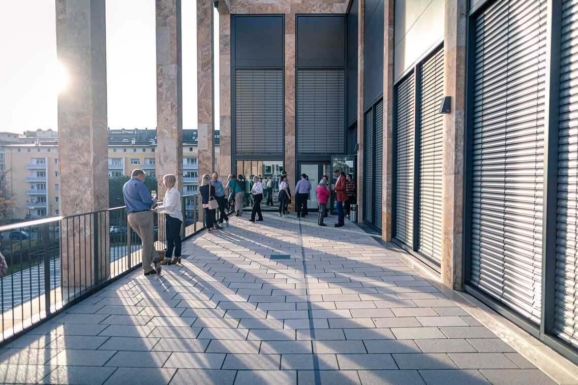 Menschen stehen auf einer Terrasse im RMCC