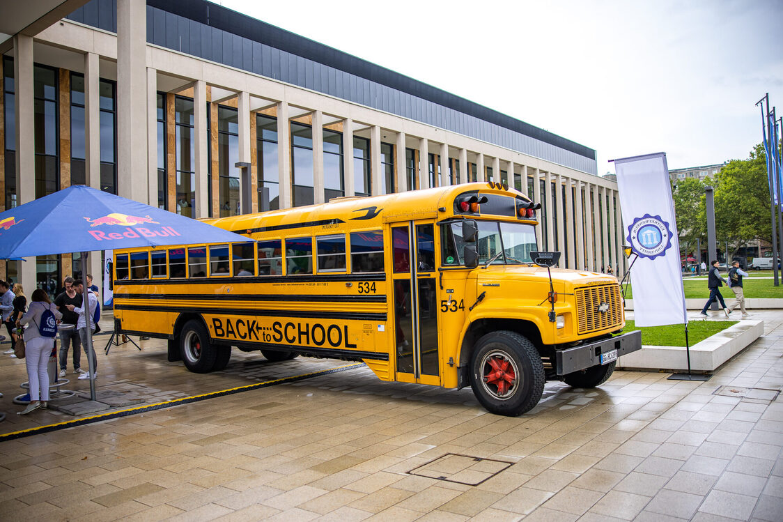 Schulbus vor dem RMCC