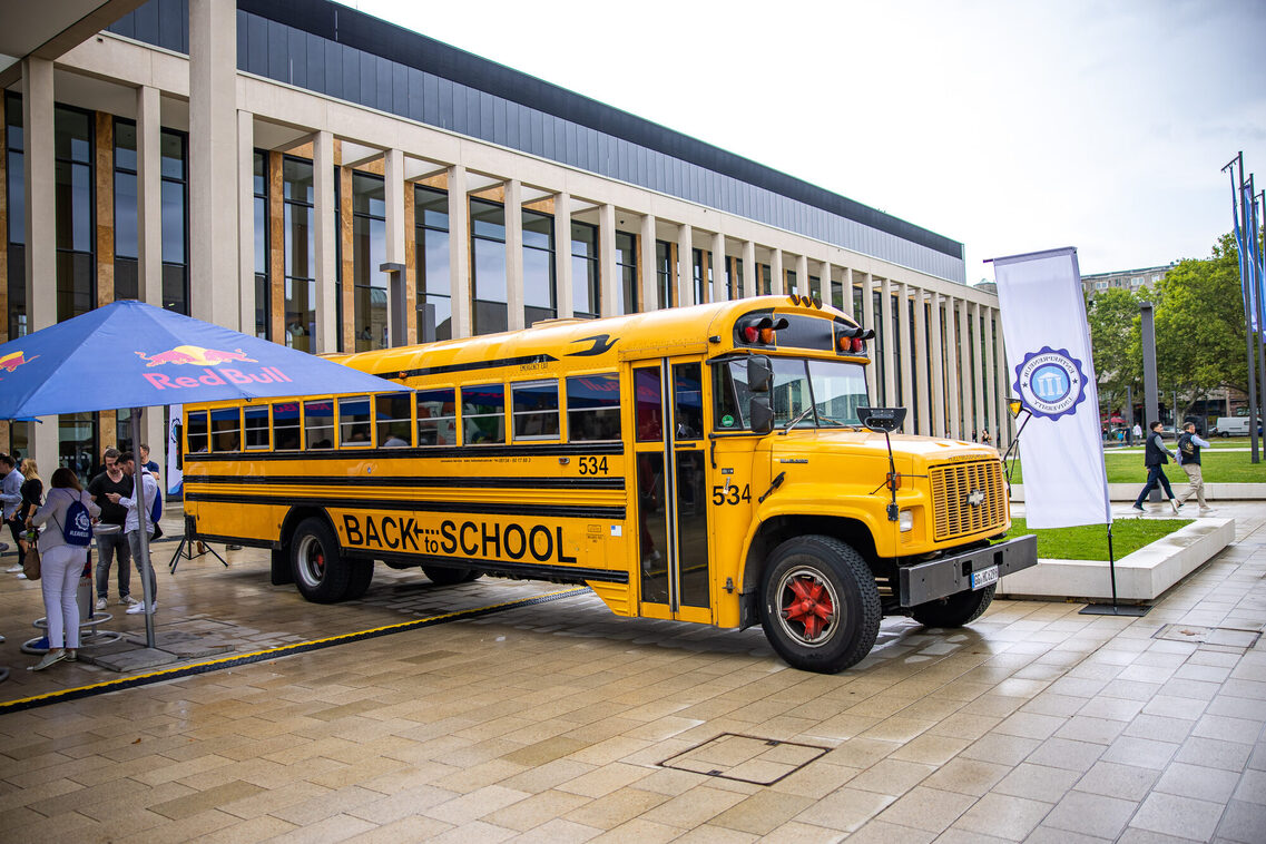 Schulbus vor dem RMCC