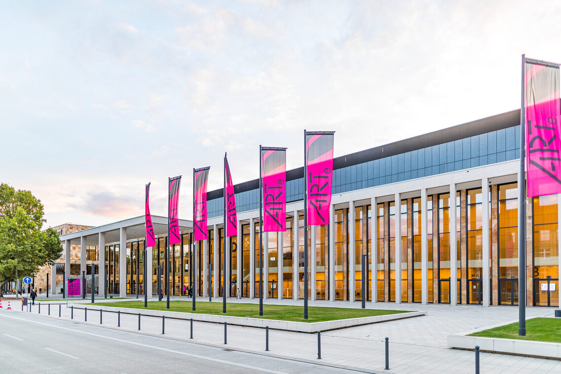 Außenansicht RMCC mit Fahnen