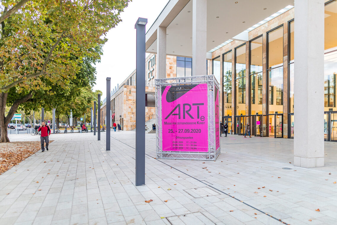 Außenansicht Eingang Zentral Werbebanner