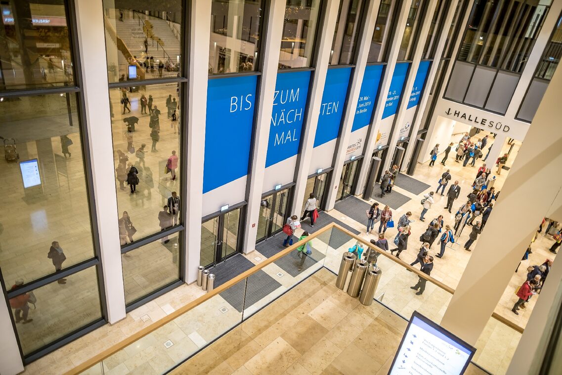 Foyer Zentral Fensterbeklebung