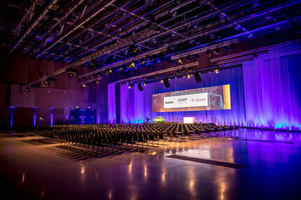 Halle Nord mit parlamentarischer Bestuhlung und Bühne